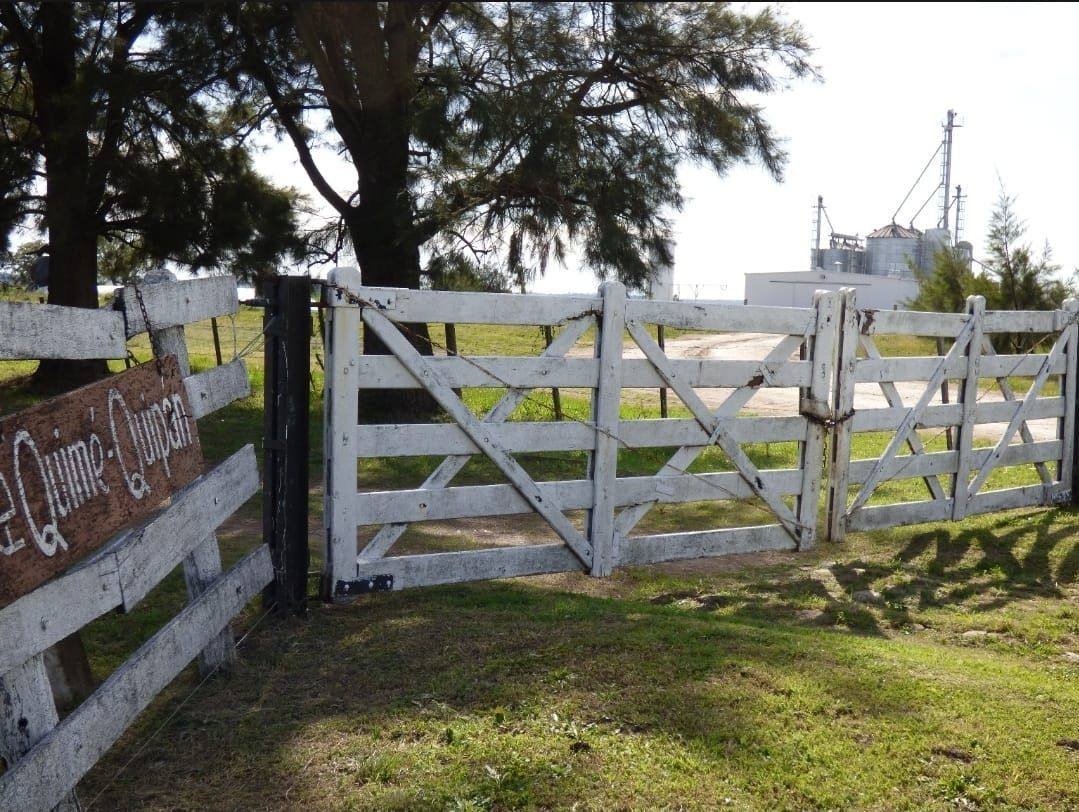 Tranquera de entrada al campo Quime Quipan